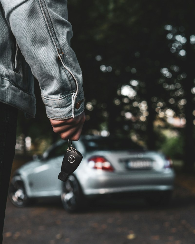 Chave de um carro novo na mão