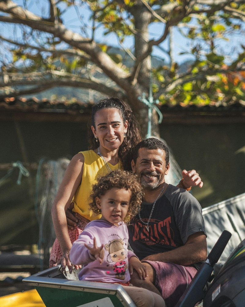 Família em frente de casa